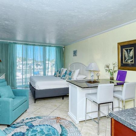 Waterfront Room, Heated Pool, Tiki Bar & Grill South Bradenton Exterior photo