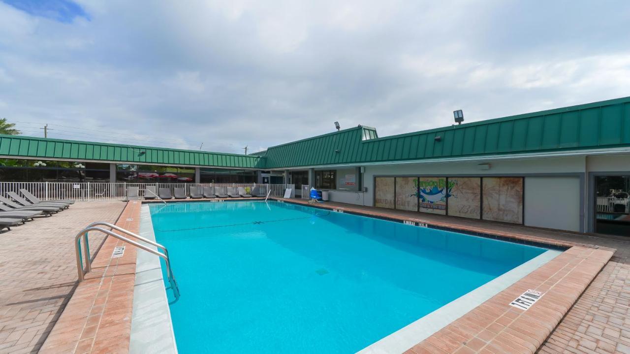 Waterfront Room, Heated Pool, Tiki Bar & Grill South Bradenton Exterior photo