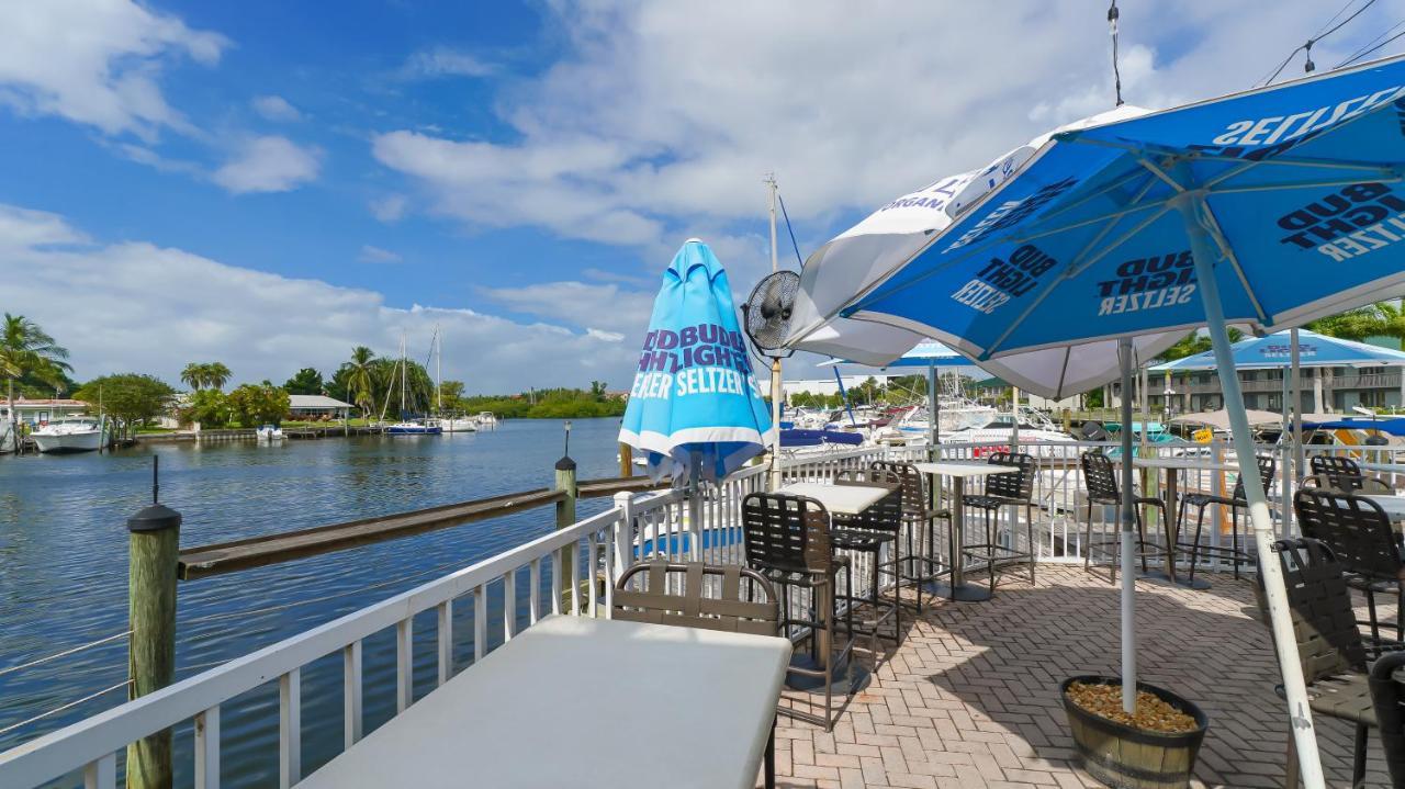 Waterfront Room, Heated Pool, Tiki Bar & Grill Sarasota Exterior photo