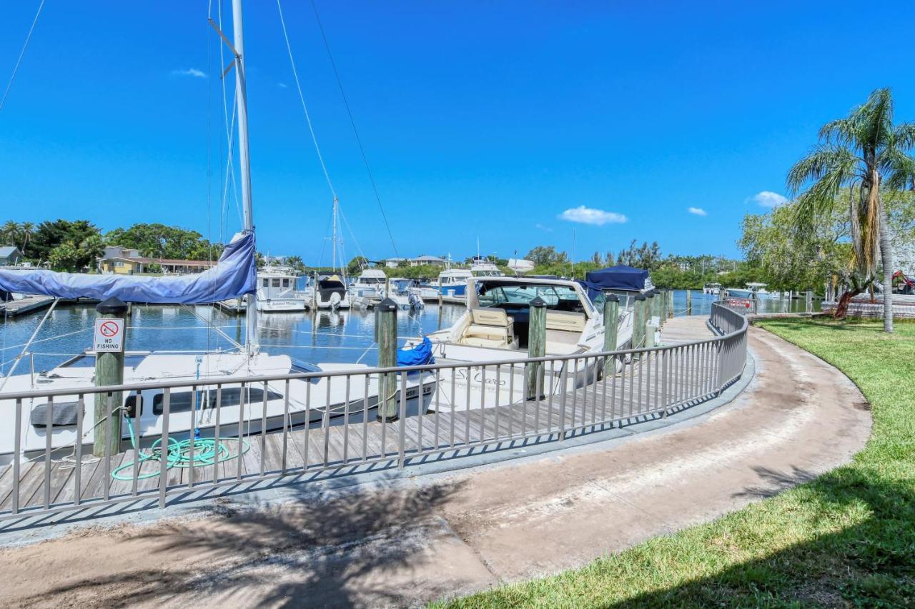 Waterfront Room, Heated Pool, Tiki Bar & Grill Sarasota Exterior photo