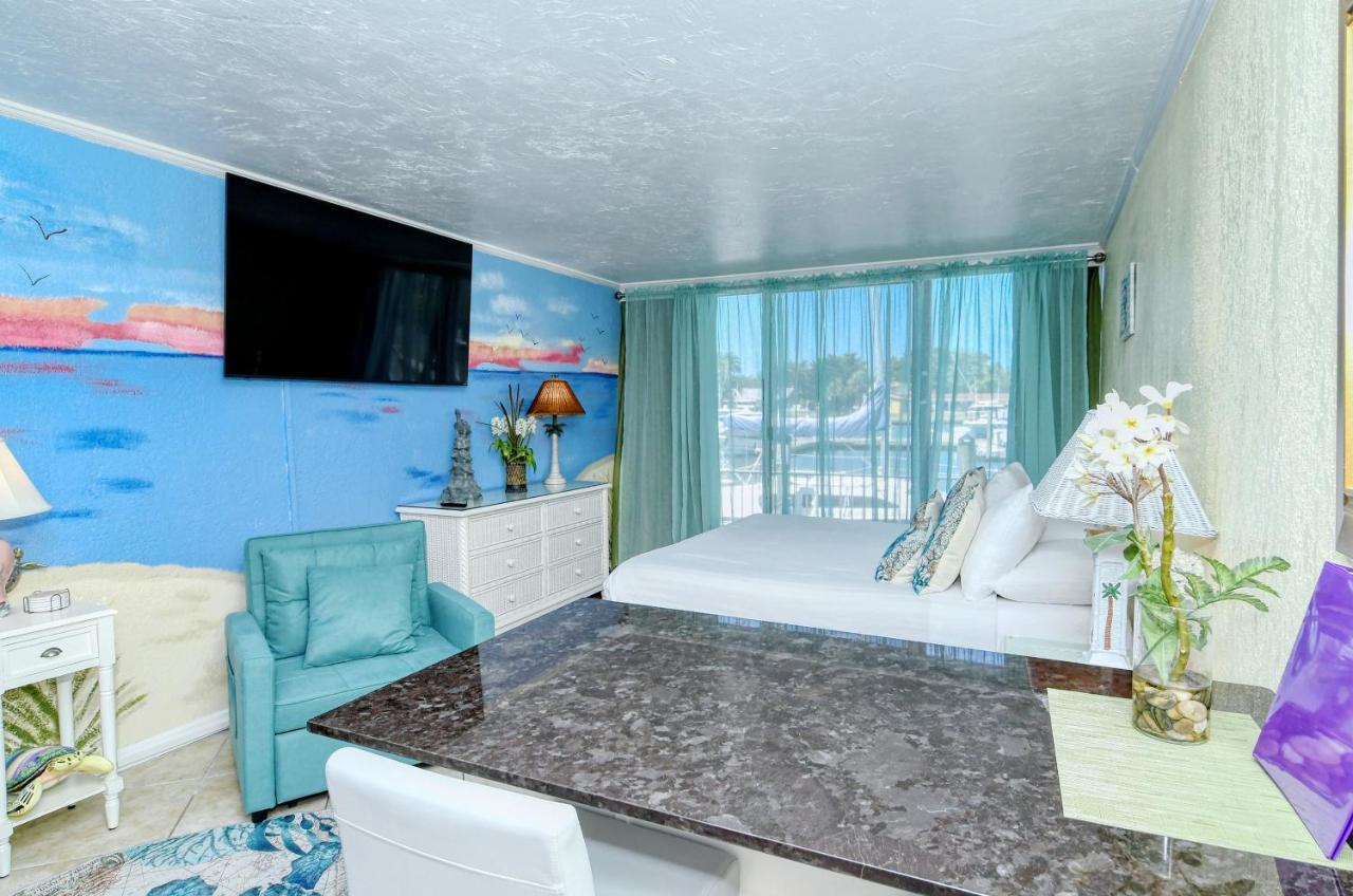 Waterfront Room, Heated Pool, Tiki Bar & Grill Sarasota Exterior photo