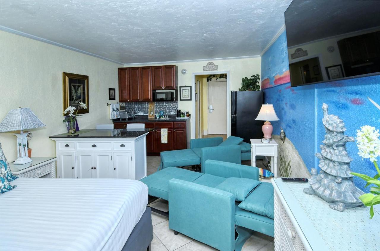 Waterfront Room, Heated Pool, Tiki Bar & Grill Sarasota Exterior photo