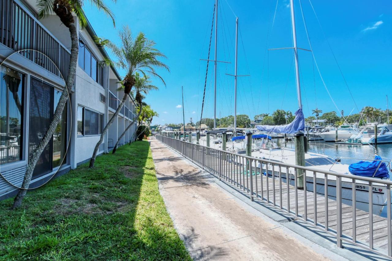 Waterfront Room, Heated Pool, Tiki Bar & Grill Sarasota Exterior photo