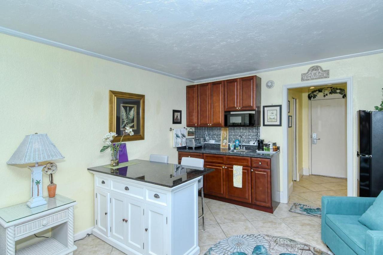 Waterfront Room, Heated Pool, Tiki Bar & Grill South Bradenton Exterior photo