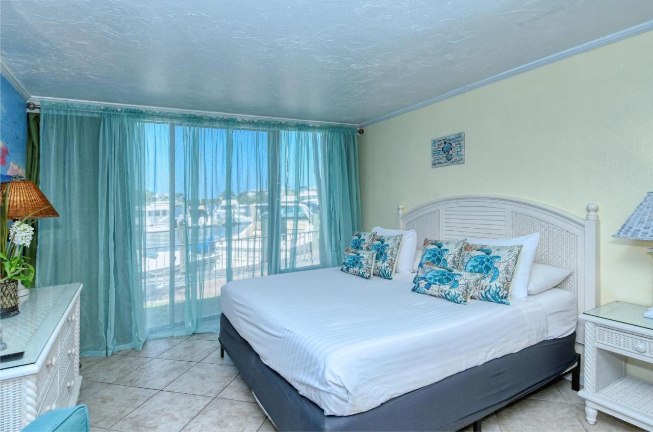 Waterfront Room, Heated Pool, Tiki Bar & Grill Sarasota Exterior photo