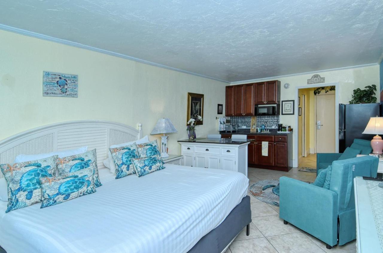 Waterfront Room, Heated Pool, Tiki Bar & Grill Sarasota Exterior photo
