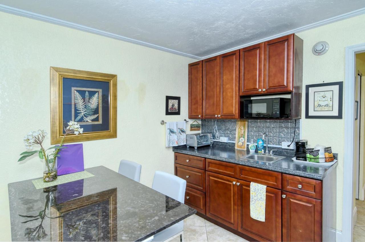 Waterfront Room, Heated Pool, Tiki Bar & Grill South Bradenton Exterior photo