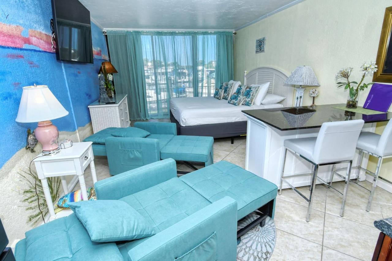 Waterfront Room, Heated Pool, Tiki Bar & Grill South Bradenton Exterior photo